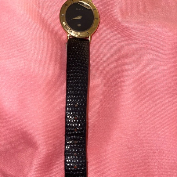 BROKEN AUTHENTIC Gucci watch. I just don’t want to mess with fixing it. - Picture 3 of 7